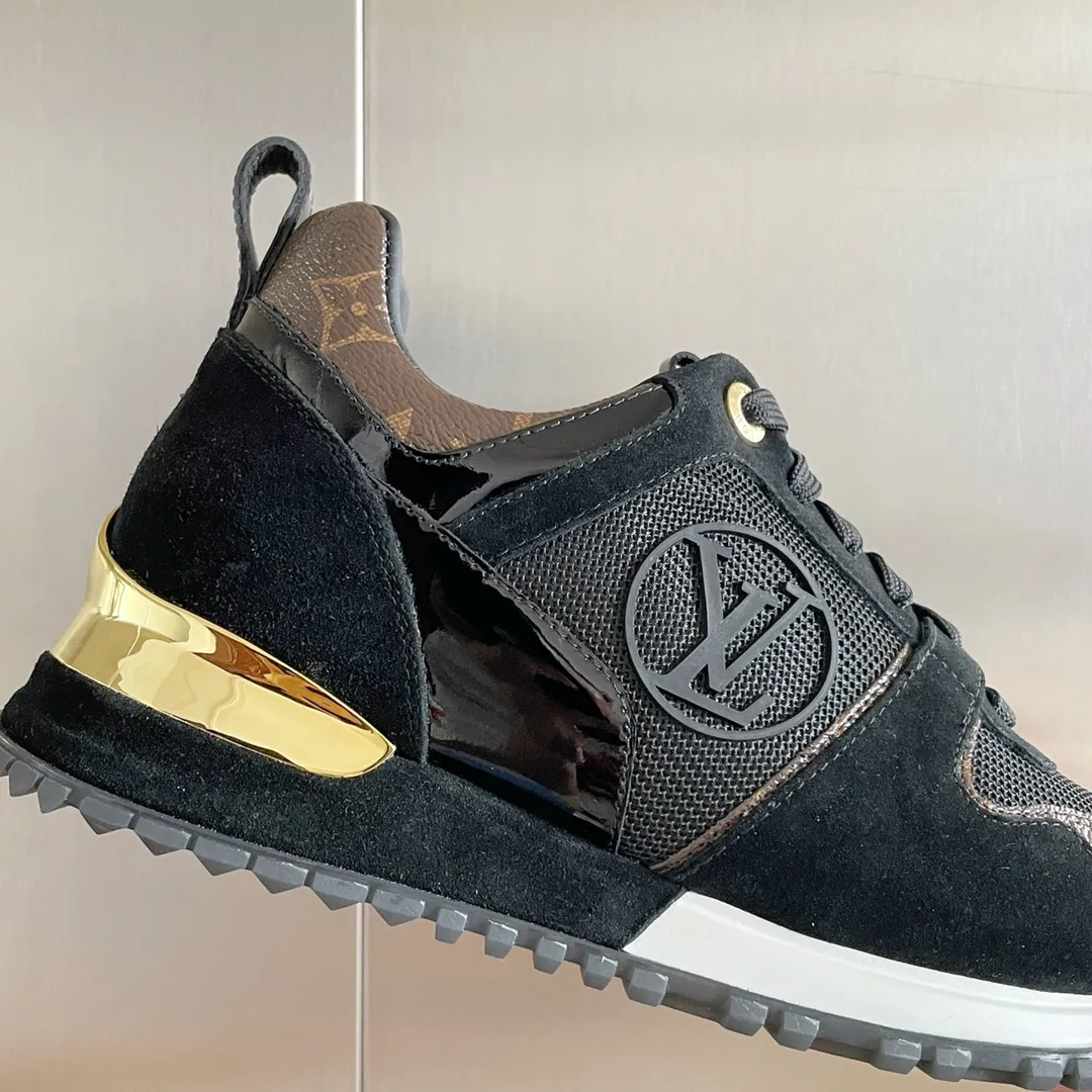 p640💕💕 LV Donkey Brand L Home Classic Series Run Away Casual Sports Shoes Original purchased, developed and manufactured. This Run Away sneaker is made of cow leather with classic Monogram canvas trim, and is decorated with a large LV Circle logo on one side. The technical outsole adopts an invisible heightening design, which is unique and equipped with eye-catching metal cushioning pads. Exquisite packaging at the delivery counter 🛍📦 ▪️ Fabric: Original customized first-layer cowhide + technical mesh ▪️ Inner lining: Imported breathable mesh ▪️ Sole: Original molded ultra-light foam + TPU material ▪️ Sole thickness: 3CM [increased by 6CM ▪️ Size: Women's 35-40🉑️Order 41/42 ▪️ Size: Men's 39-45